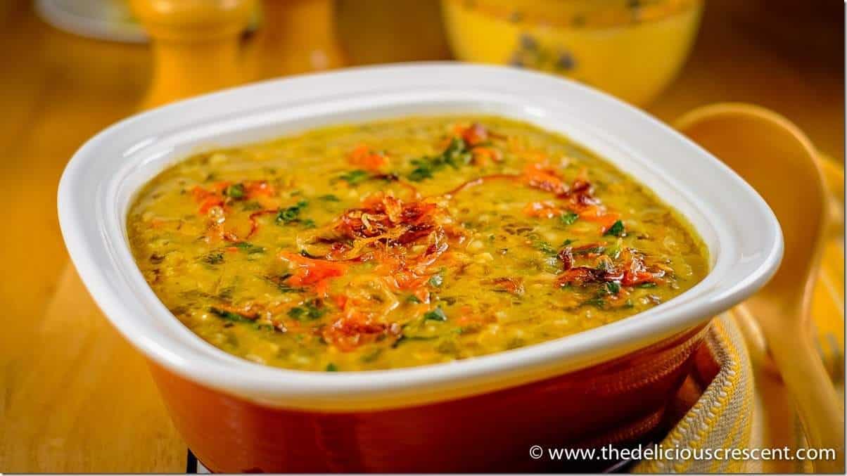 Methi Chicken Khichda is a tantalizing spicy Indian style savory porridge – an easy, balanced, nutritious one pot steaming meal with high fiber, good protein and healthy fats! An inspired version of an Indian delicacy known as Khichda, similar to Haleem, but here prepared with brown rice, fenugreek, chicken and rich in antioxidants.