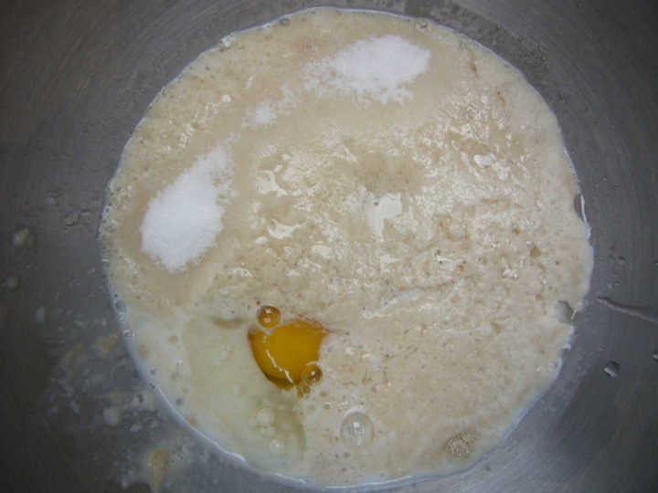 Foamed yeast and egg to make the dough.