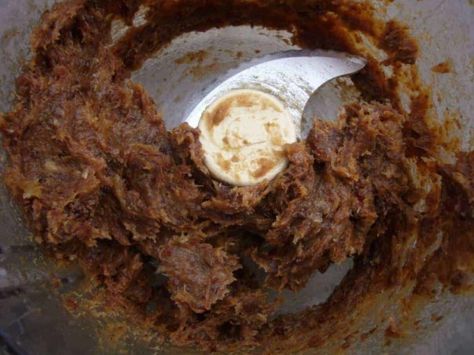 Mamoul cookies preparation. Processing the dates into a paste.