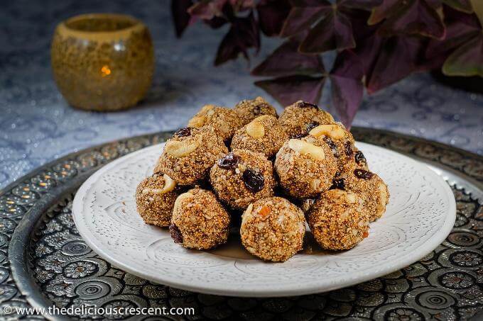Amaranth energy balls with dates served on the table
