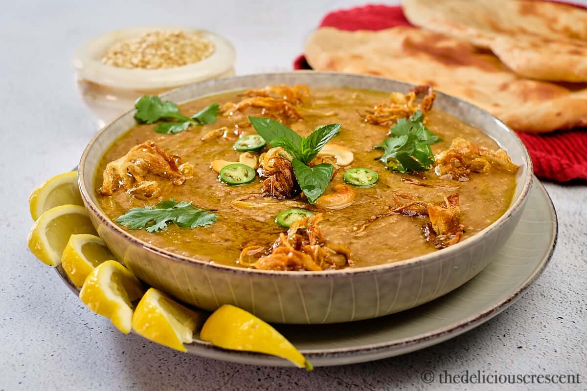 Hyderabadi haleem served with naan.