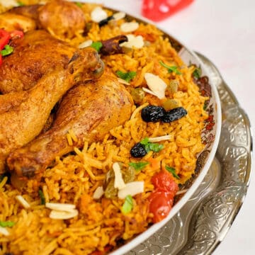 Close view of chicken kabsa served in a platter.