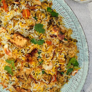 Close view of vegetarian biryani in a blue plate.